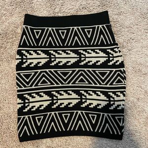 Bodycon skirt with beige and black print